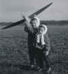 1961 - Mein Bruder Peter und ich halten den Windspiel. Freiflug mit einem Cox 0,8 ccm auf dem Bruderhof bei Singen.